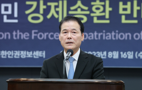 김영호 통일부 장관이 16일 오전 서울 중구 프레스센터에서 열린 북한인권정보센터(NKDB) 주최 재중 억류 탈북민 강제송환 반대 세미나에서 축사하고 있다.<연합뉴스>